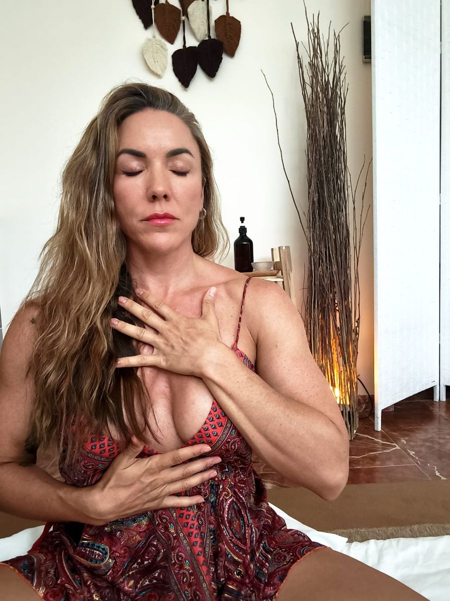 Dámaris Toro con las manos en el pecho, masaje tántrico femenino en Málaga
